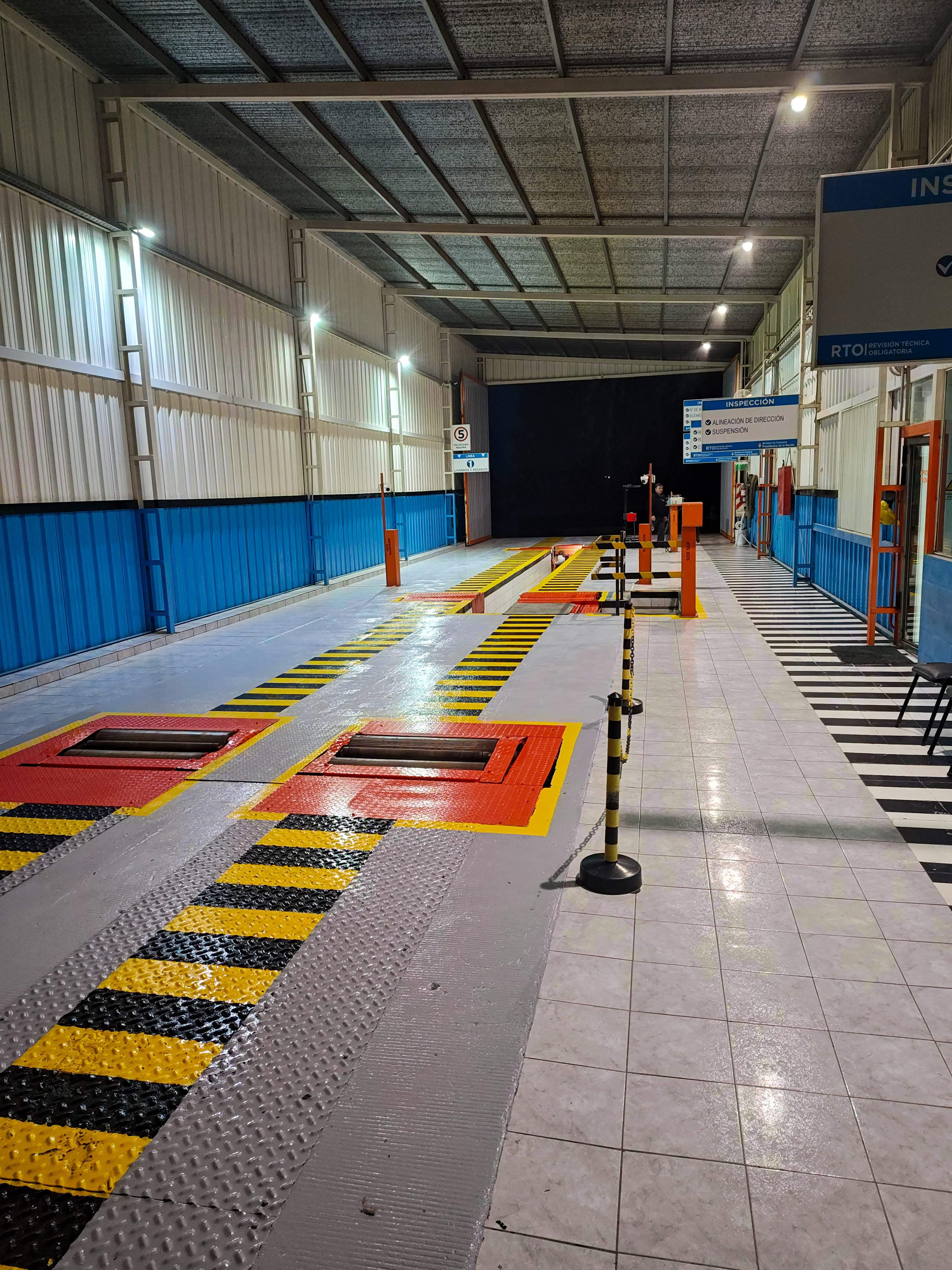 Pista de inspección técnica vehicular en la planta de Control Trans